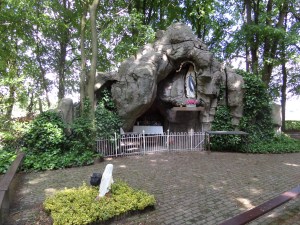 Nijhoven, 14 mei 2014: Mariagrot en bidtuin aan de rand van Baarle-Nassau (foto: René Hoeflaak)