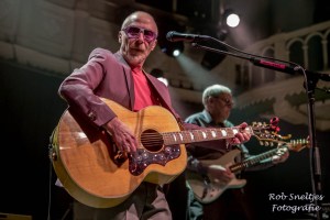 Amsterdam, Paradiso, 11 juni 2014: Graham Parker, met op de achtergrond gitarist Martin Belmont (foto: www.robsneltjes.nl 