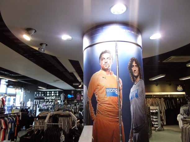Over helden gesproken. Poster met Newcastle United keeper Tim Krul in de fanshop van de club (foto: René Hoeflaak)  