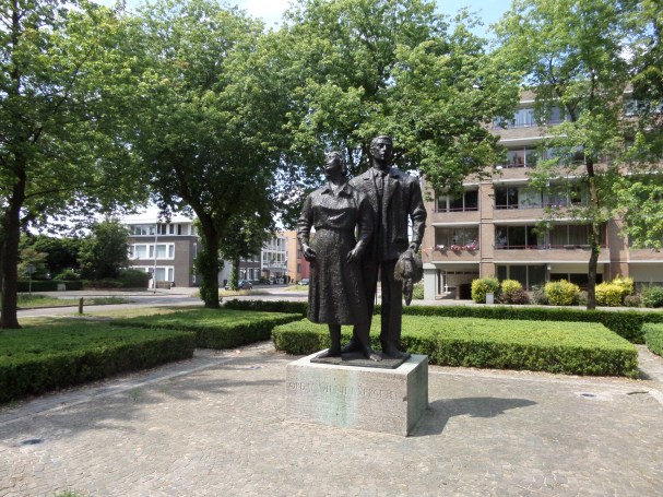 Oss, standbeeld uit 1960 aan de Nieuwe Hescheweg, ter nagedachtenis aan de slachtoffers van de Tweede Wereldoorlog (foto: René Hoeflaak)