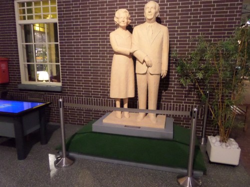 Eindhoven, DAFmuseum; standbeeld Hub en Rie van Doorne-Reijnders. Het standbeeld is hemaakt door Rien Hendriks en onthuld in 2007 door de toenmalige minister-president J.P. Balkenende (foto: René Hoeflaak)