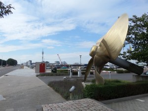 Rotterdam, Waalhaven: Scheepsschroef op een bedrijventerrein aan de Woudrichemstraat (foto: René Hoeflaak)