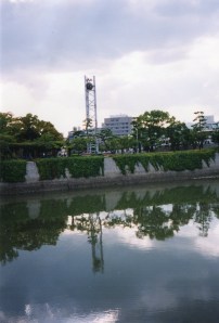 Hiroshima, 13 augustus 2001: Eén van de drie klokken op het Peace Memorial Park (foto: René Hoeflaak)