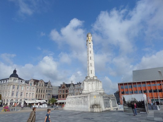België, Leuven: Martelarenplein met het Vredesmonument ter nagedachtnis van de slachtoffers van de Eerste Wereldoorlog (foto: René Hoeflaak)