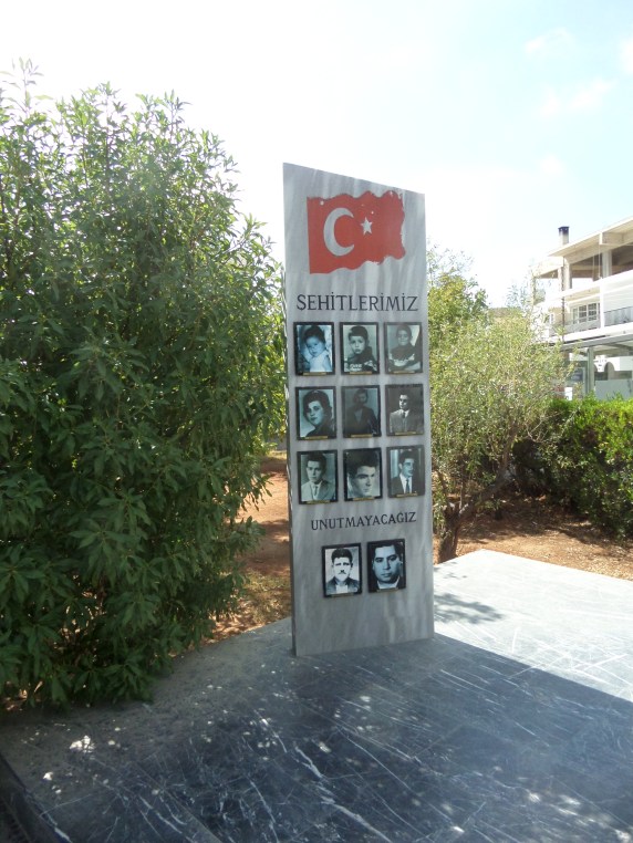 Cyprus, Lefkosia, Barbarian Museum. In het museum toont de Turkse Republiek Noord Cyprus op subjectieve en weinig subtiele wijze met  wrede foto's van slachtoffers van Griekse 'wandaden en moordpartijen' in januari 1964 (foto: René Hoeflaak)