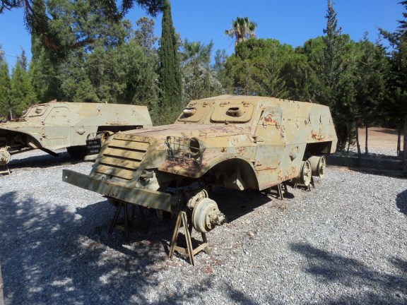 Karaoğlanoğlu, buitgemaakt Grieks legervoertuig in het Peace and Freedom Museum (foto: René Hoeflaak) 