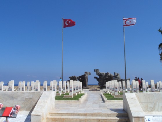 Noord-Cyprus: Militaire begraafplaats bij  de kustplaats Karaoğlanoğlu, vernoemd naar kolonel Halil İbrahim Karaoğlanoğlu, die samen met tientallen andere militairen omkwam bij een Grieks bombardement in juli 1974 (foto: René Hoeflaak) 