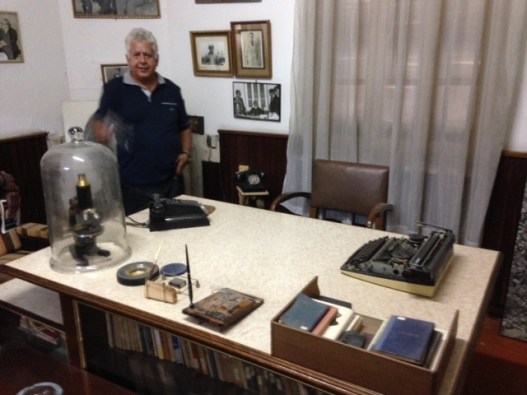 Altay Sayil achter het bureau van Fazil  Küçük (foto: René Hoeflaak)