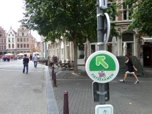 België, Leuven, 23 augustus 2014: Richtingaanwijzing fietsexamen in het centrum van de stad.  Er zijn drie routes, waaronder de groene route van 3,5 kilometer. (foto: René Hoeflaak)  