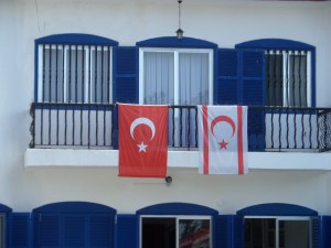 Turkse en Cypriotische vlag aan het balkon van het Blauwe Huis, Noord-Cyprus (foto: René Hoeflaak) 