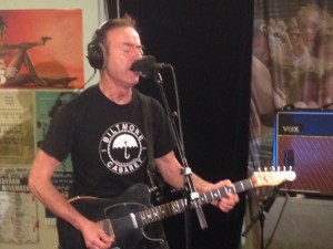 Hugh Cornwell tijdens de opnmen van Live at Lloyd in de studio van RTV Rijnmond (foto: René Hoeflaak)