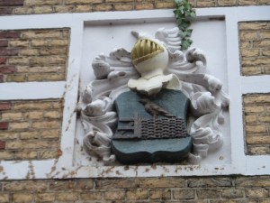 Siersteen met een piet (vogel) op een heining in gevel aan de Piet Heynstraat 6 (foto: René Hoeflaak)