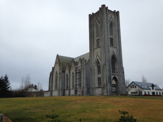 IJsland, Reykjavik: Landakotskirkja, de kerk van bisschop Jo Gijsen (1932-2013) 