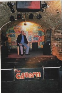 Maart 2002: Op het podium van The Cavern (foto: René Hoeflaak)