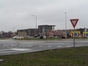 18 januari 2015: Rotonde met spoorbomen in Nieuwerkerk aan den IJssel (foto: René Hoeflaak)