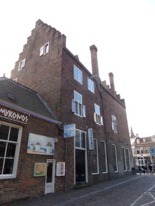 Utrecht, 1 maart 2015, hoek Oudegracht 114, Drakenburgsteeg: geen zonlicht (foto: René Hoeflaak)