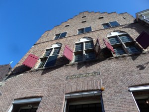 Utrecht, de gerestaureerde gevel van De Drakenborch (foto: René Hoeflaak)