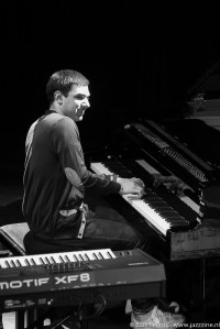 Beka Gochiasvilli op het podium van de Boerderij in Zoetermeer (foto: Bart Teunis)