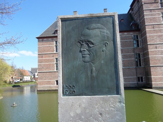 Turnhout, België: Standbeeld Jozef Simons (1888-1948) (foto: René Hoeflaak)
