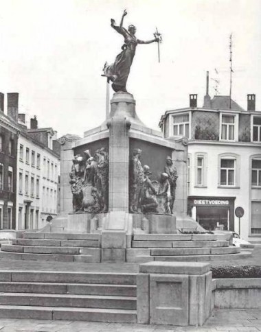 Turnhout, m idden twintigste eeuw. Standbeeld Madelon met zwaard (bron: forumeerstewereldoorlog.nl) 