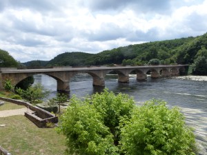 Frankrijk, Lalinde, 31 mei 2015: de in 1882 opgeleverde  Brug over de  Dordogne rivier (foto: René Hoeflaak)