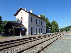 5 juni 2015: Frankrijk, treinstation Lallinde. Gemiddeld eens per twee uur rijdt er een stoptreintje van Lalinde naar Bergerac en/of Sarlat. (foto: René Hoeflaak)
