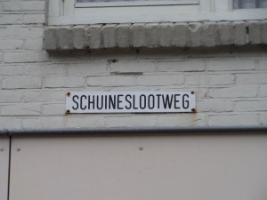 Straatnaambotdje Schuineslootweg in Schuinesloot (foto: René Hoeflaak)