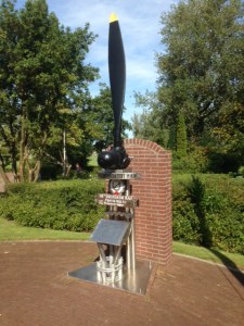 Marken, 29 augustus 2015: het 3.5 meter hoge oorlogsmonument  voor de bemanning van de bommenwerper Short Stirling BK 710. (foto: René Hoeflaak)