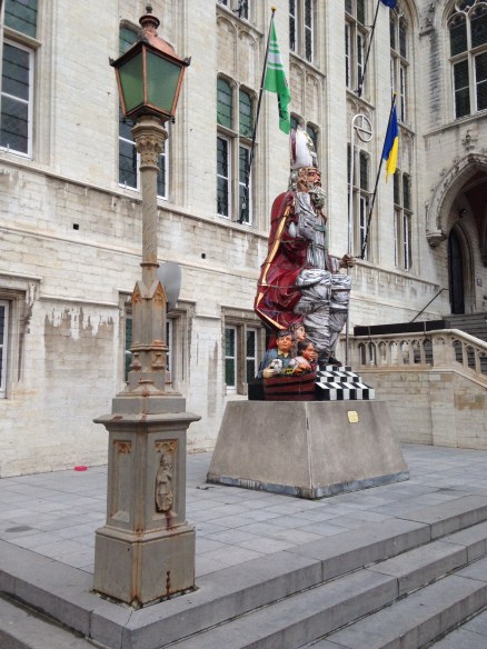 België, Sint-Niklaas, 9 januari 2016: standbeeld Sinterklaas bij de ingang van het stadhuis (foto: René Hoeflaak)