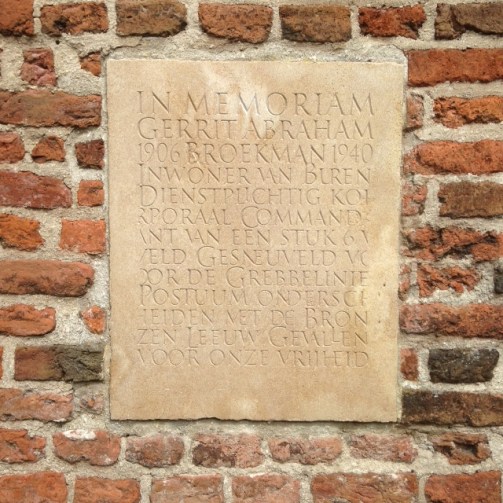 Buren, gedenksteen in de muur van de St. Lambertuskerk (foto: René Hoeflaak) 