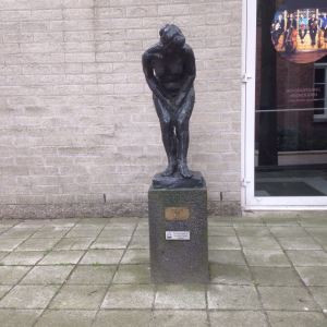 Enschede, Loenshof, 9 juli 2016: beeld Wassende vrouw (foto: René Hoeflaak)