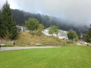 Rigi Kaltbad, Zwitserland, 15 september 2016: zicht op Hotel Rigi Kaltbad en de voormalige plek van het afgebrande Grand Hotel (foto: René Hoeflaak) 
