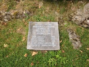 Zwitserland, Rigi-Kaltbad, 15 september 2016; gedenksteen voor vier slachtoffers van de hotelbrand van 9 februari 1961 (foto: René Hoeflaak)