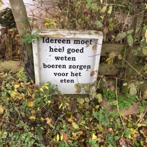13 november 2016: bordje met tekst langs de Zuidbuurtseweg in Zoeterwoude-Dorp (foto: René Hoelfaak) 